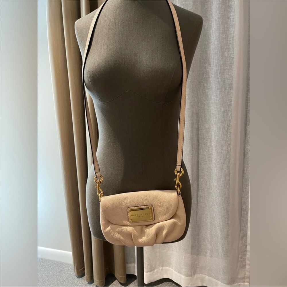 Marc Jacobs Elegant Cream Crossbody Bag